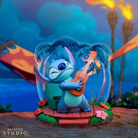 Disney Figur Stitch spielt Gitarre