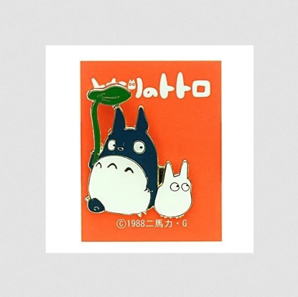 Mein Nachbar Totoro Pin Blauer & weißer Totoro mit Blatt