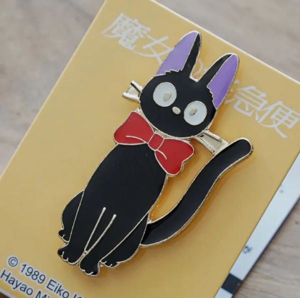 Kiki's kleiner Lieferservice Pin Jiji mit Schleife