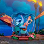 Disney Figur Stitch spielt Gitarre