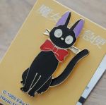 Kiki's kleiner Lieferservice Pin Jiji mit Schleife